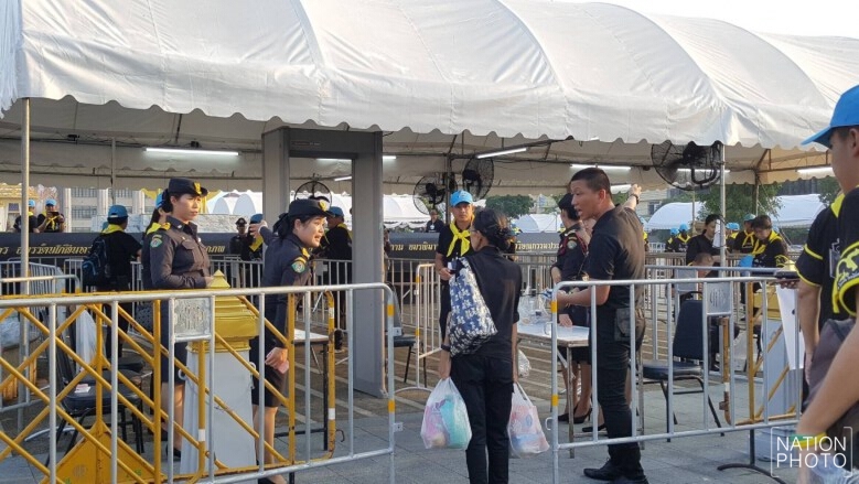 ประชาชนเดินทางร่วมวางดอกไม้จันทน์ หน้าลานคนเมือง
