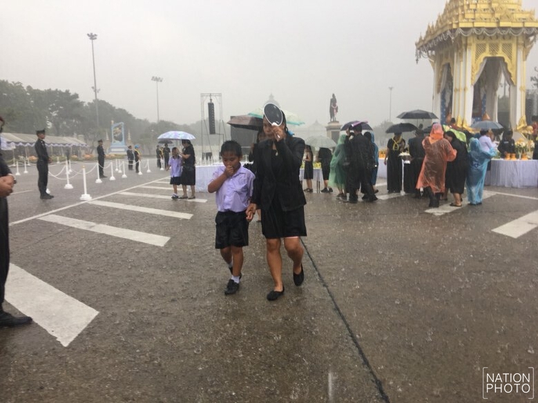 บช.น.เปิดให้ ปชช.ใช้ห้องน้ำ-หลบฝนระหว่างรอคิวถวายดอกไม้จันทน์ที่พระเมรุมาศจำลองพระลานพระราชวังดุสิต