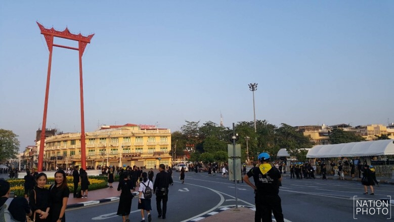 ประชาชนเดินทางร่วมวางดอกไม้จันทน์ หน้าลานคนเมือง