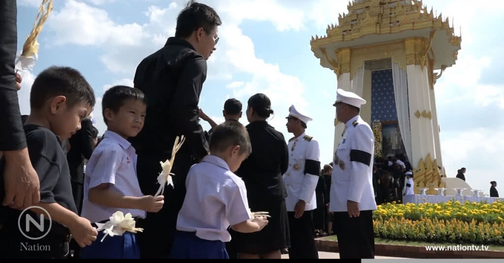 อุดรร้อน 33 องศา
ถวายดอกไม้จันทน์รอบแรก 3 หมื่นคน อุดรร้อน 33 องศา
ถวายดอกไม้จันทน์รอบแรก 3 หมื่นคน