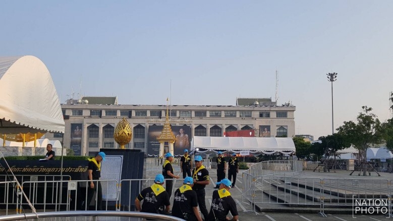 ประชาชนเดินทางร่วมวางดอกไม้จันทน์ หน้าลานคนเมือง