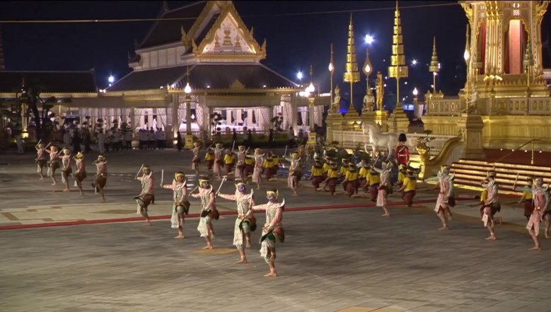 ประชาชนปักหลักส่งเสด็จในหลวงรัชกาลที่ 9