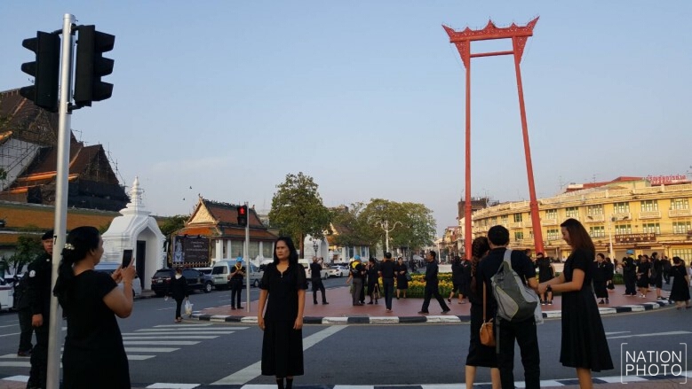 ประชาชนเดินทางร่วมวางดอกไม้จันทน์ หน้าลานคนเมือง