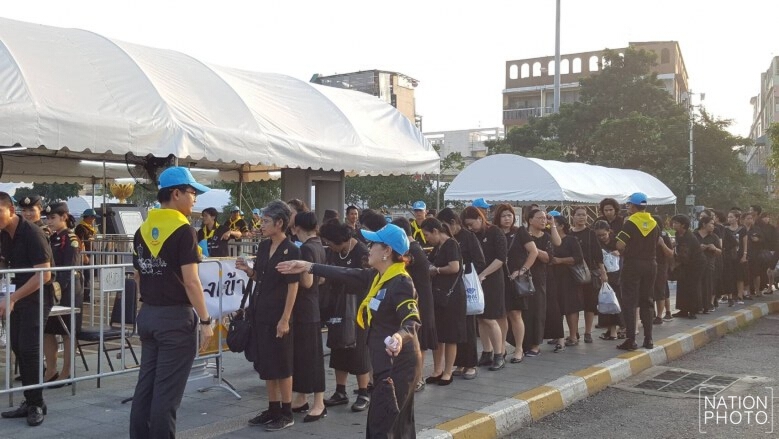 ประชาชนเดินทางร่วมวางดอกไม้จันทน์ หน้าลานคนเมือง