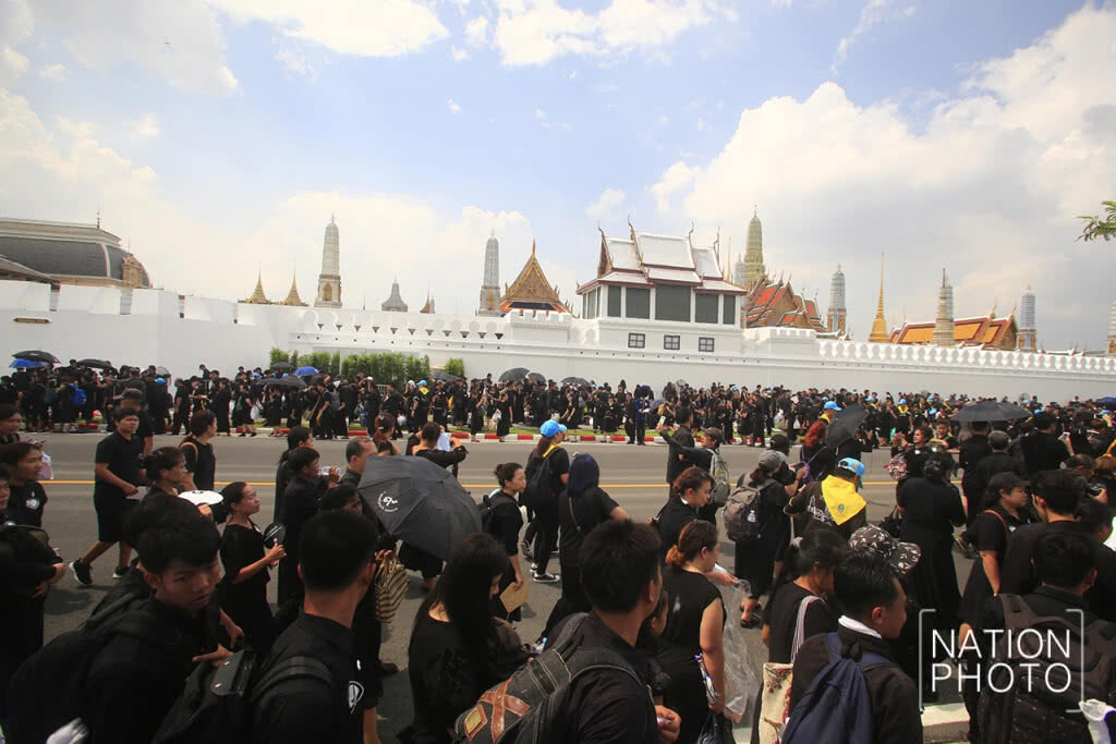ประชาชนเดินทางออก จากมณฑลพิธีท้องสนามหลวง ประชาชนเดินทางออก จากมณฑลพิธีท้องสนามหลวง