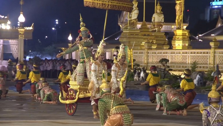 ประชาชนปักหลักส่งเสด็จในหลวงรัชกาลที่ 9