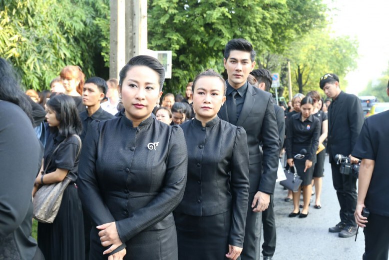 ศิลปินดารา RS  สุดอาลัยร่วมวางดอกไม้จันทน์