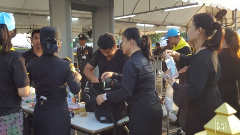 ประชาชนเดินทางร่วมวางดอกไม้จันทน์ หน้าลานคนเมือง