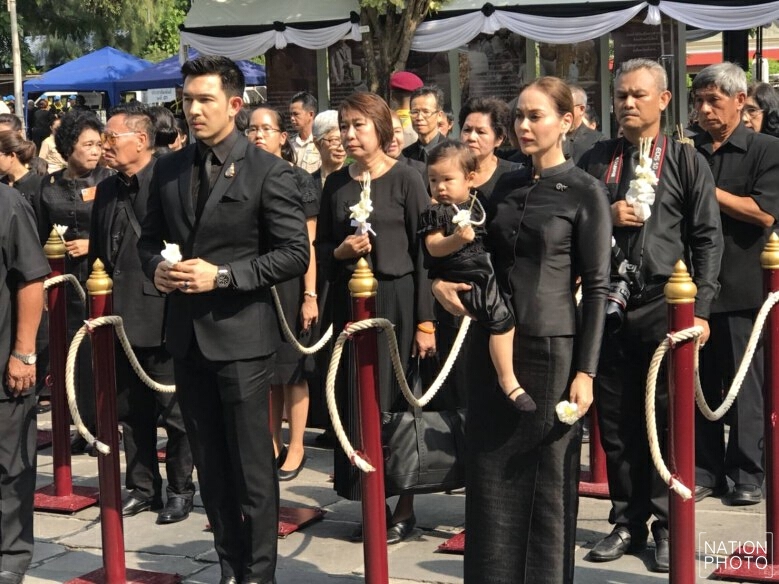 "คนบันเทิง" ร่วมอาลัย ถวายดอกไม้จันทน์