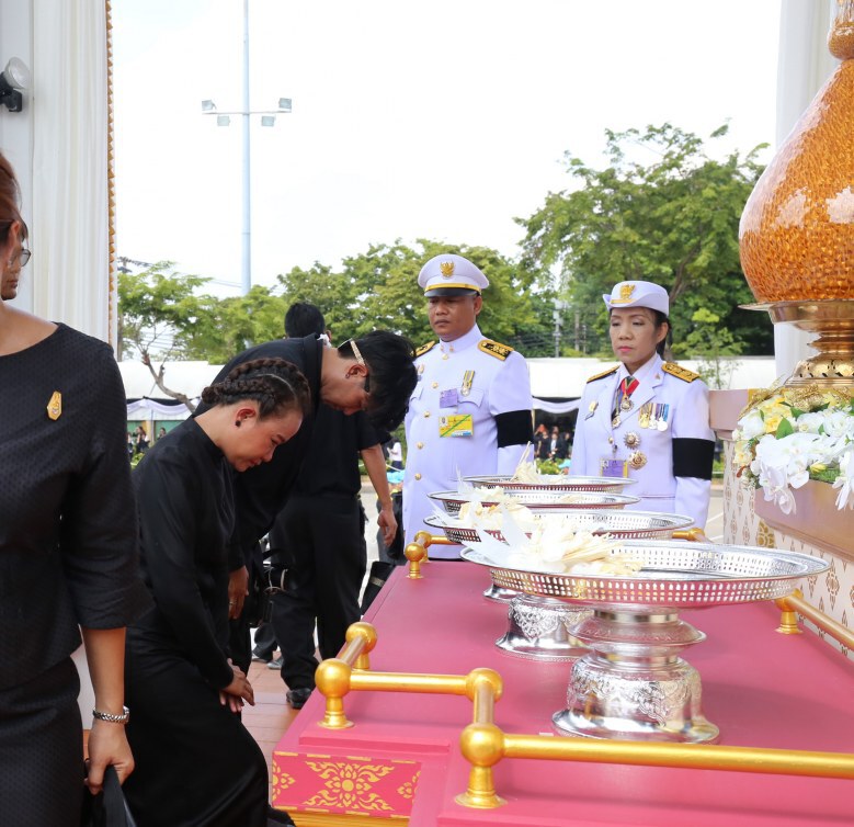 ศิลปินดารา RS  สุดอาลัยร่วมวางดอกไม้จันทน์