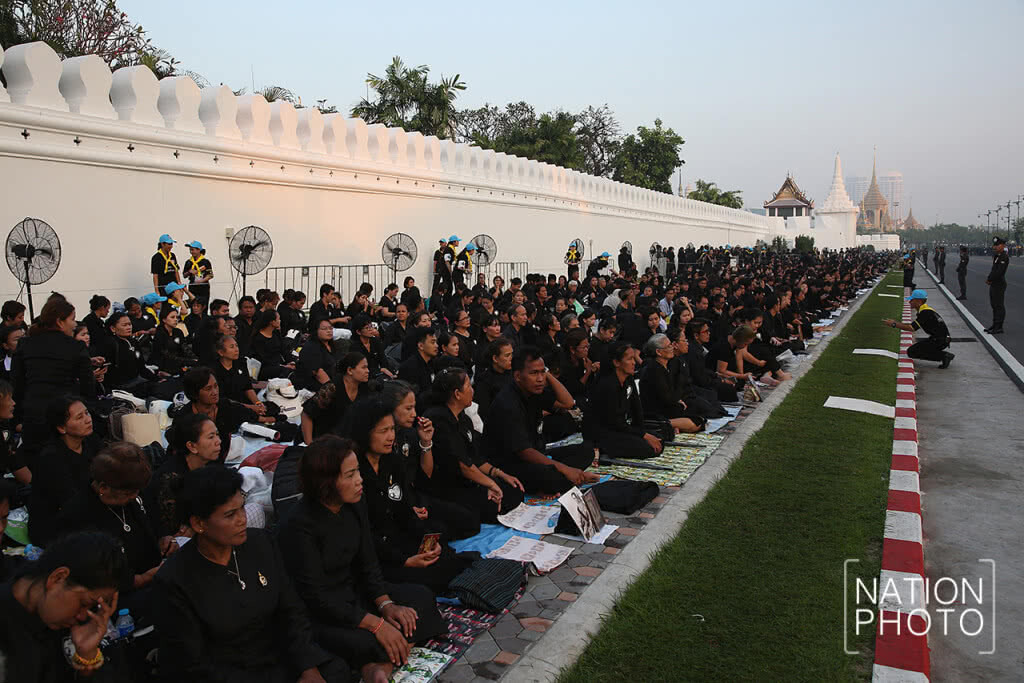 ประชาชนเนืองแน่น รอชมริ้วขบวนพระบรมราชอิสริยยศ ในงานพระราชพิธีถวายพระเพลิงพระบรมศพ ประชาชนเนืองแน่น รอชมริ้วขบวนพระบรมราชอิสริยยศ ในงานพระราชพิธีถวายพระเพลิงพระบรมศพ