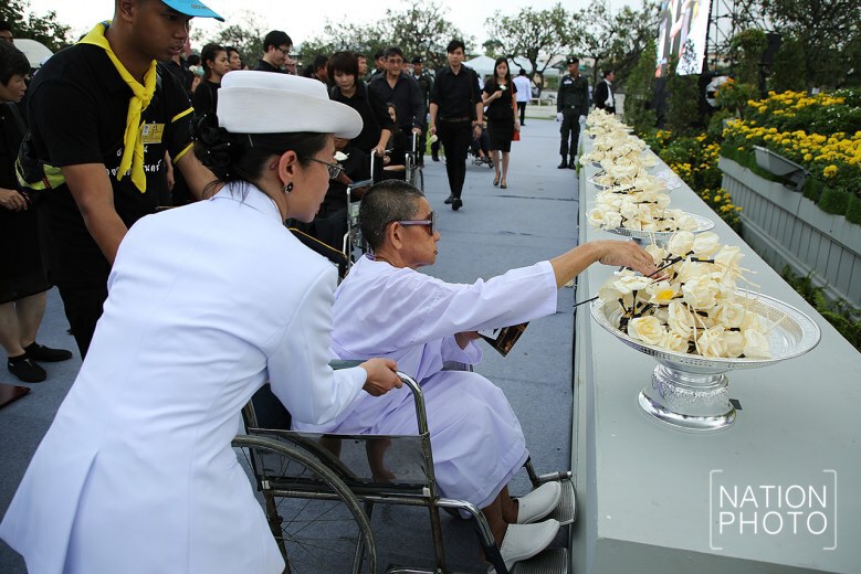 ปชช.ถวายดอกไม้จันทน์ "ซุ้มศิริราช"