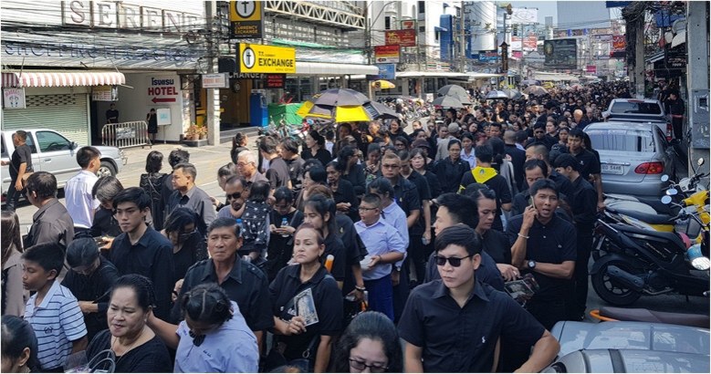 ชาวบางละมุงนับหมื่นร่วมพิธีถวายดอกไม้จันทน์