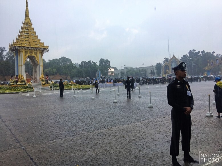 บช.น.เปิดให้ ปชช.ใช้ห้องน้ำ-หลบฝนระหว่างรอคิวถวายดอกไม้จันทน์ที่พระเมรุมาศจำลองพระลานพระราชวังดุสิต
