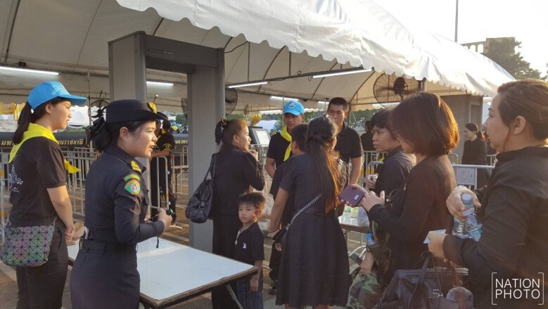 ประชาชนเดินทางร่วมวางดอกไม้จันทน์ หน้าลานคนเมือง