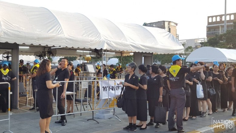 ประชาชนเดินทางร่วมวางดอกไม้จันทน์ หน้าลานคนเมือง