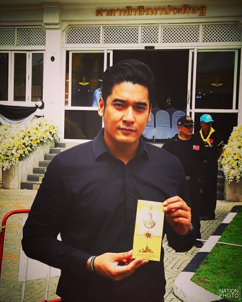 "ศรราม-นิโคล-เจมส์จิ"  ร่วมพิธีถวายดอกไม้จันทน์ที่พระเมรุมาศ