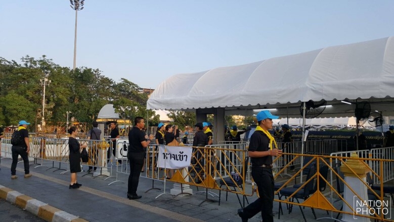 ประชาชนเดินทางร่วมวางดอกไม้จันทน์ หน้าลานคนเมือง