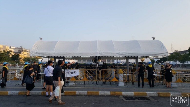 ประชาชนเดินทางร่วมวางดอกไม้จันทน์ หน้าลานคนเมือง