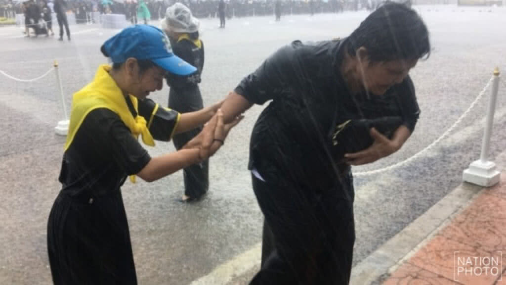 บช.น.เปิดให้ ปชช.ใช้ห้องน้ำ-หลบฝนระหว่างรอคิวถวายดอกไม้จันทน์ที่พระเมรุมาศจำลองพระลานพระราชวังดุสิต บช.น.เปิดให้ ปชช.ใช้ห้องน้ำ-หลบฝนระหว่างรอคิวถวายดอกไม้จันทน์ที่พระเมรุมาศจำลองพระลานพระราชวังดุสิต