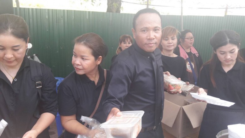 "เบิร์ด ธงไชย" นำศิลปินแกรมมี่ ร่วมพิธีถวายดอกไม้จันทน์