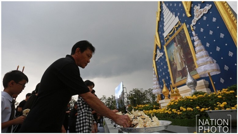 ปชช.ถวายดอกไม้จันทน์ "ซุ้มศิริราช" ปชช.ถวายดอกไม้จันทน์ "ซุ้มศิริราช"