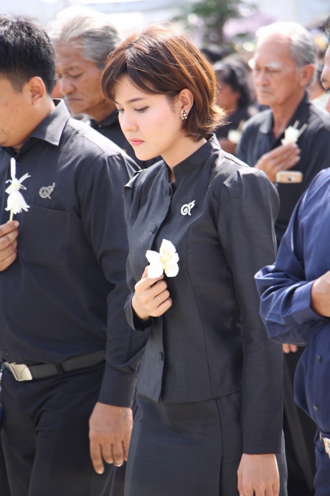 "เบิร์ด ธงไชย" นำศิลปินแกรมมี่ ร่วมพิธีถวายดอกไม้จันทน์