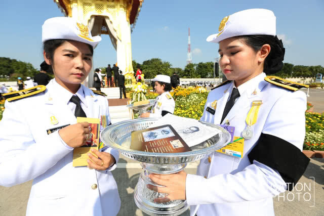 ประชาชนถวายดอกไม้จันทน์ ณ ลานพระราชวังดุสิต
