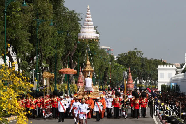 สมเด็จพระเจ้าอยู่หัว เสด็จฯร่วมในริ้วขบวนพระบรมราชอิสริยยศ