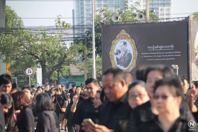 ปชช.กว่า 3 หมื่น หลั่งไหลวางดอกไม้จันทน์ ล้นไบเทค บางนา