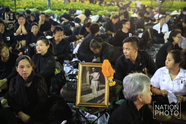 พสกนิกรเนืองแน่น ร่วมพระราชพิธีฯ ยาวตลอดถนนราชดำเนินกลาง
