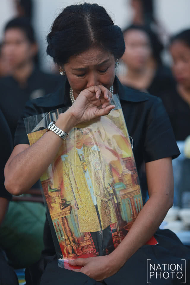 ประชาชนเนืองแน่น รอชมริ้วขบวนพระบรมราชอิสริยยศ ในงานพระราชพิธีถวายพระเพลิงพระบรมศพ