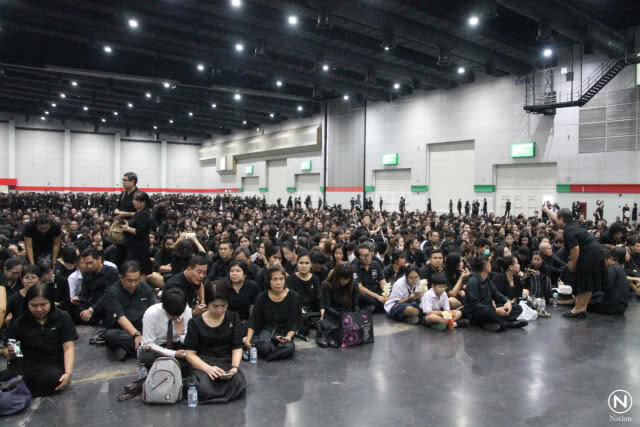 ปชช.กว่า 3 หมื่น หลั่งไหลวางดอกไม้จันทน์ ล้นไบเทค บางนา