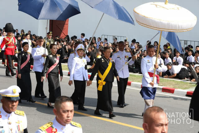สมเด็จพระเจ้าอยู่หัว เสด็จฯร่วมในริ้วขบวนพระบรมราชอิสริยยศ