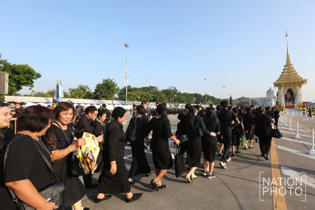 ประชาชนถวายดอกไม้จันทน์ ณ ลานพระราชวังดุสิต