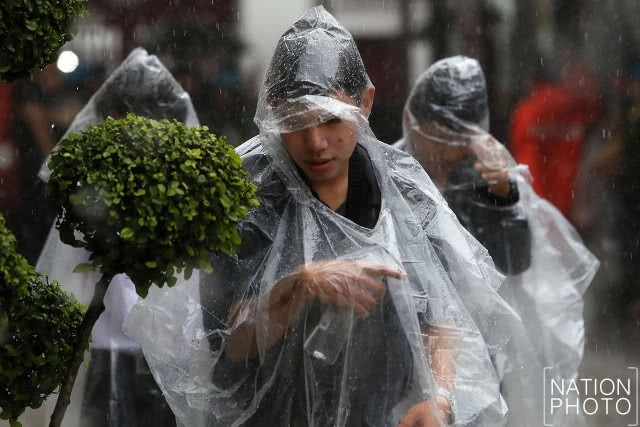 ตำรวจตากฝน ประชาชนกางร่มให้