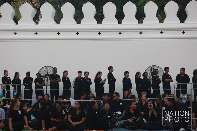 ประชาชนเนืองแน่น รอชมริ้วขบวนพระบรมราชอิสริยยศ ในงานพระราชพิธีถวายพระเพลิงพระบรมศพ