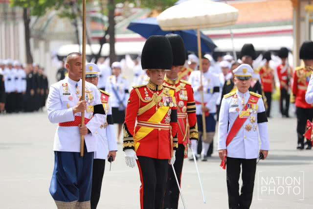 สมเด็จพระเจ้าอยู่หัว เสด็จฯร่วมริ้วขบวนพระบรมราชอิสริยยศ พระราชพิธีถวายพระเพลิงพระบรมศพ