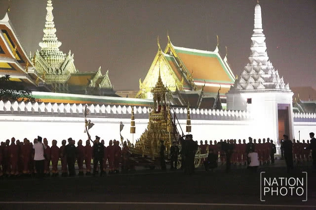 พระมหาพิชัยราชรถ ราชรถน้อยและเกรินบันไดนาค เคลื่อนผ่านถนนหน้าพระลาน