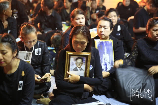 พสกนิกรเนืองแน่น ร่วมพระราชพิธีฯ ยาวตลอดถนนราชดำเนินกลาง