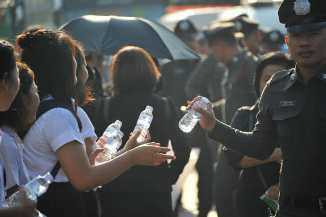 รวมภาพ เช้า-ค่ำ พสกนิกรร่วมชมริ้วขบวนพระบรมราชอิสริยยศ