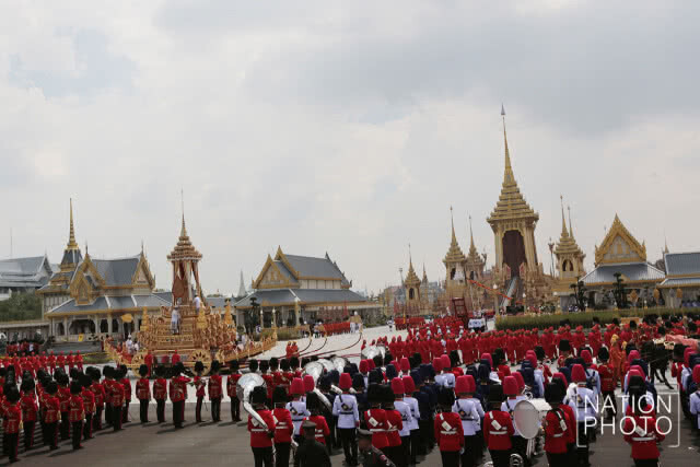 อัญเชิญพระบรมโกศขึ้นประดิษฐาน ณ พระจิตกาธาน