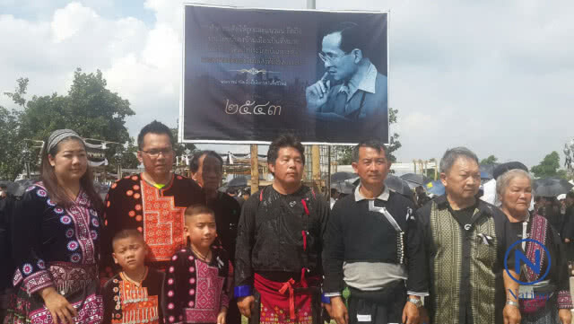 ชาวไทยภูเขาเดินลงดอยปุยร่วมพิธีถวายดอกไม้จันทน์