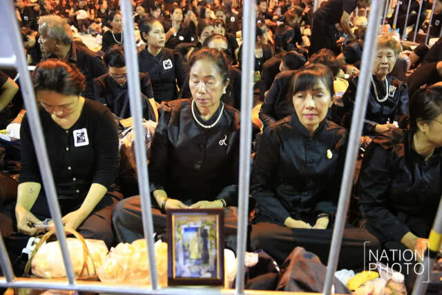 พสกนิกรเนืองแน่น ร่วมพระราชพิธีฯ ยาวตลอดถนนราชดำเนินกลาง