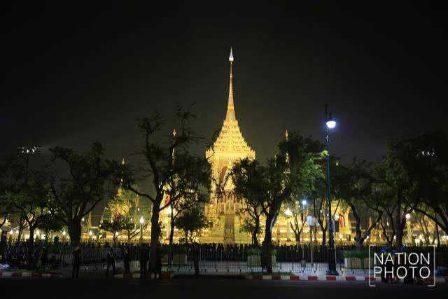 พสกนิกรเนืองแน่น ร่วมพระราชพิธีฯ ยาวตลอดถนนราชดำเนินกลาง