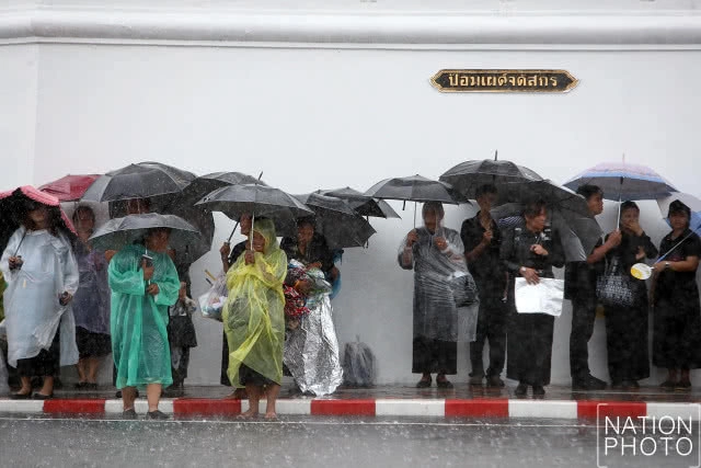 ตำรวจตากฝน ประชาชนกางร่มให้