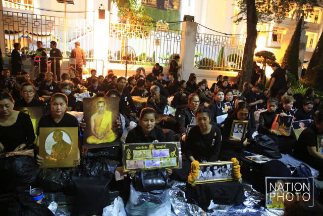 พสกนิกรเนืองแน่น ร่วมพระราชพิธีฯ ยาวตลอดถนนราชดำเนินกลาง