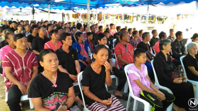 พสกนิกรชนเผ่าร่วมถวายดอกไม้จันทน์ ที่จ.แม่ฮ่องสอน