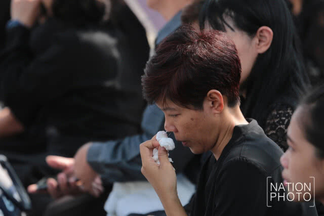 พสกนิกร เดินทางมารอเฝ้าชม ริ้วขบวนพระบรมราชอิสริยยศ
