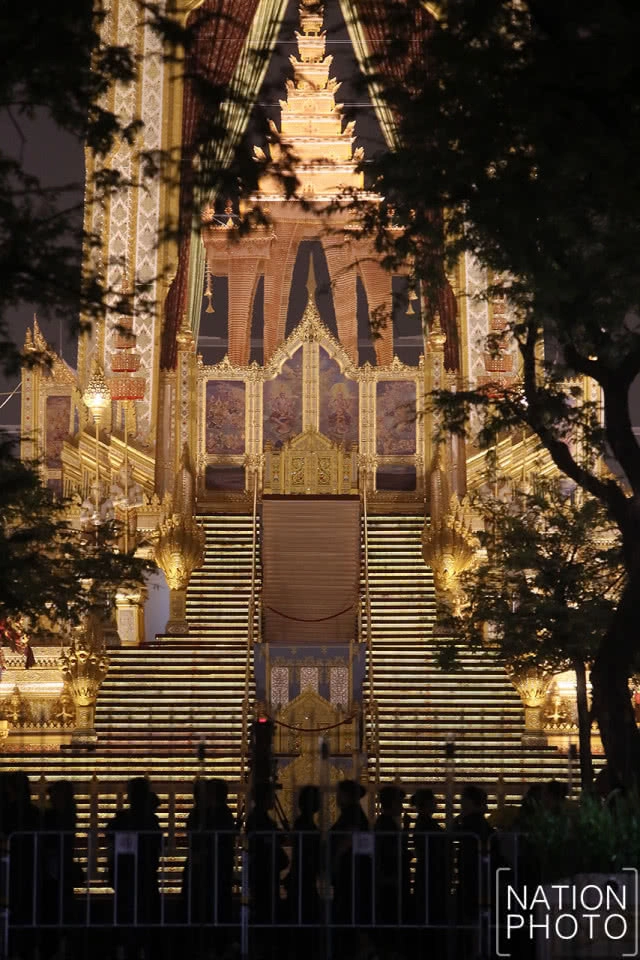 พระมหาพิชัยราชรถ ราชรถน้อยและเกรินบันไดนาค เคลื่อนผ่านถนนหน้าพระลาน